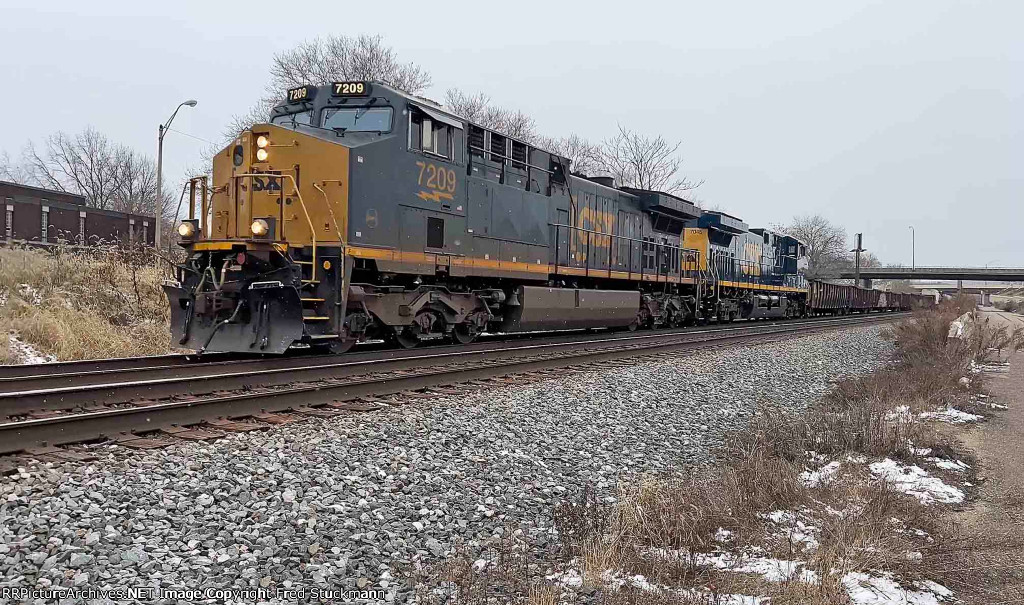 CSX 7209 leads L321 east.